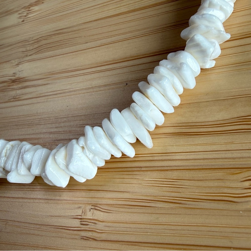 Vintage White Puka Shell Chip Necklace with Barrel Clasp 18” - Picture 6 of 8